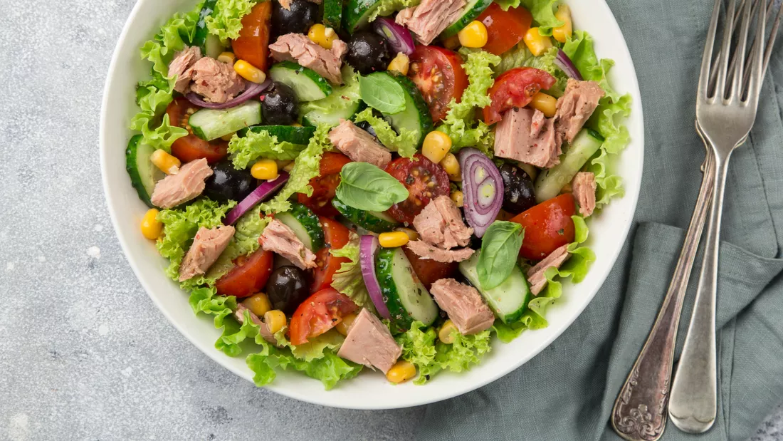 Thunfisch-Salat nach griechischer Art