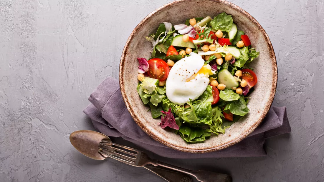 Kichererbsen-Salat mit pochiertem Ei