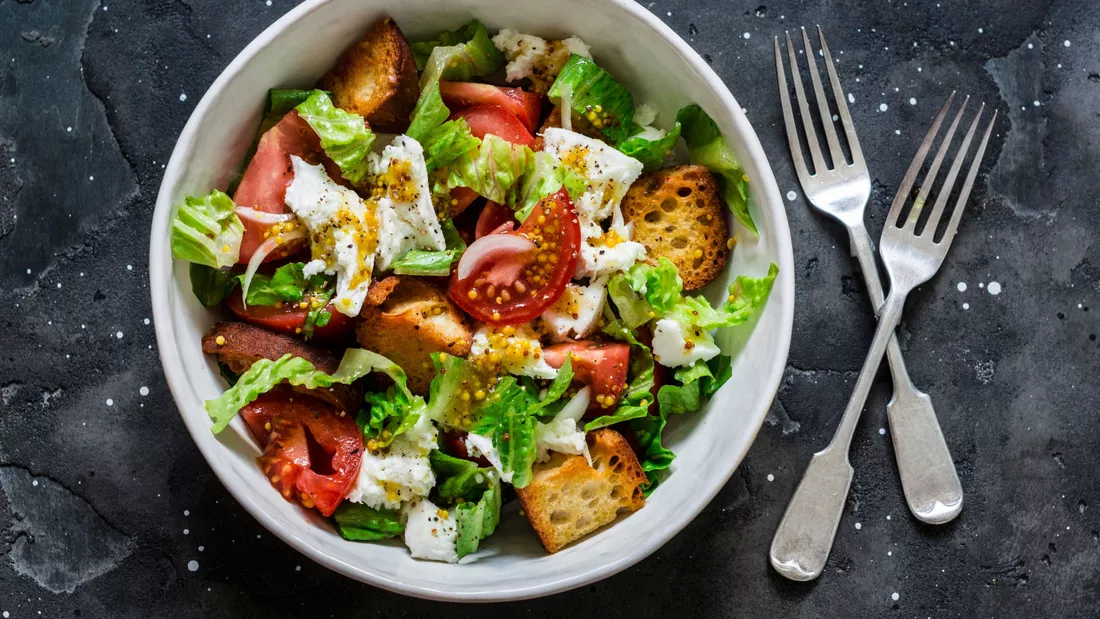 Knuspriger Brot-Salat mit Tomaten und Mozzarella 