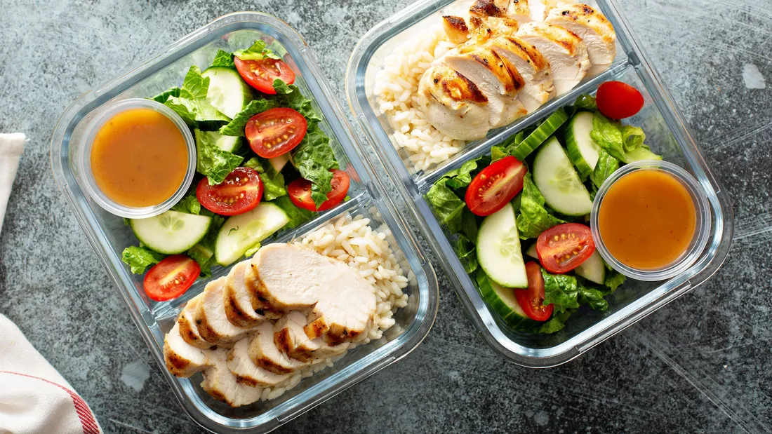 Meal-Prep-Idee: Huhn und Reis mit Salat