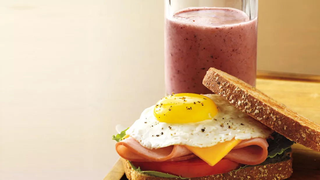 Power-Sandwich mit Beeren-Shake - Men&amp;#39;s Health
