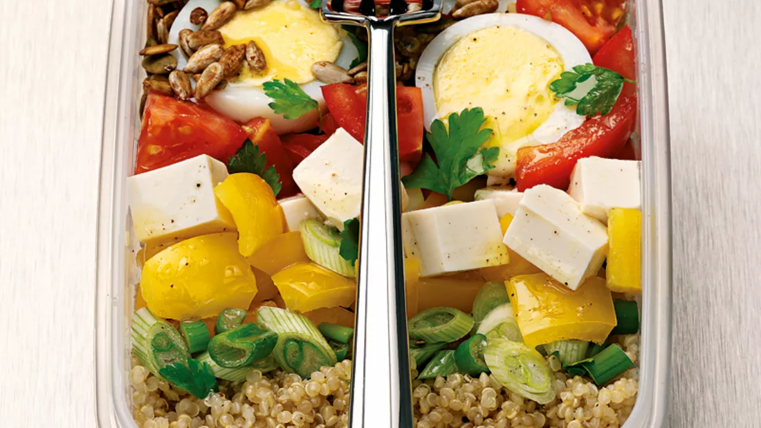 Quinoa-Salat mit Tofu und Ei