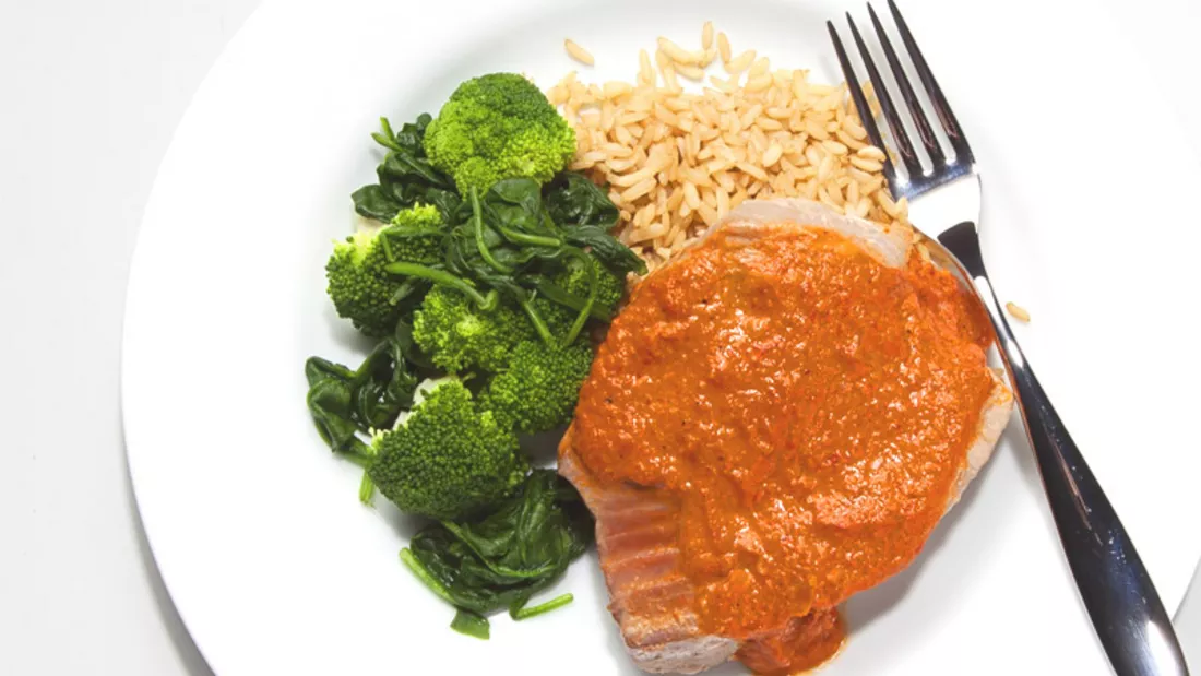 Mediterraner Thunfisch mit Reis und Brokkoli-Spinat-Gemüse