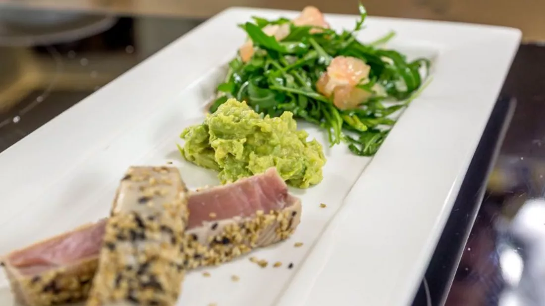 Gerösteter Thunfisch mit Pomelo-Rucolasalat und Spicy Guacamole - Women ...