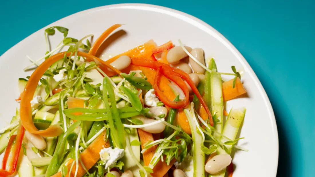 Bunter Salat mit weißen Bohnen
