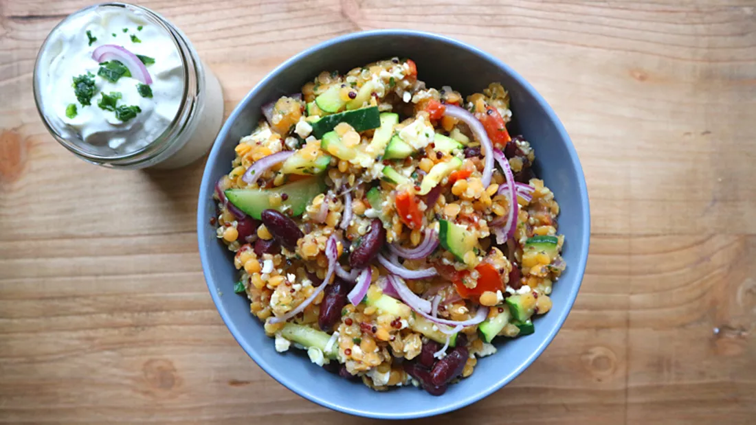Quinoa-Bowl mit Linsen und Kidneybohnen