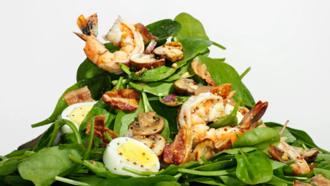 Salat mit Garnelen, Bacon und Ei