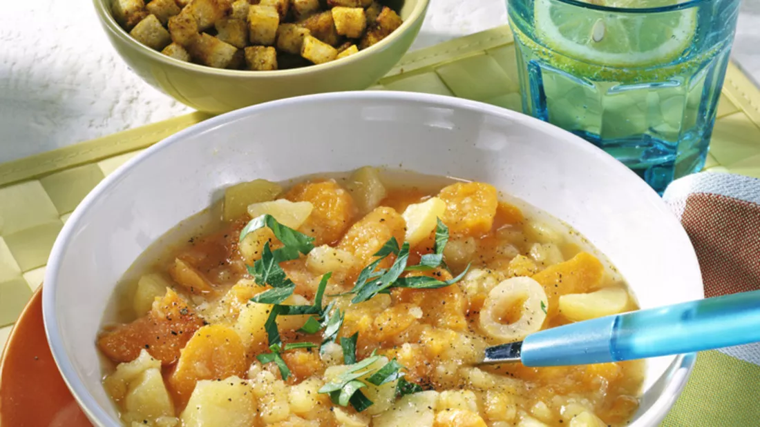 Kartoffel-Möhren-Suppe mit Curry-Croûtons