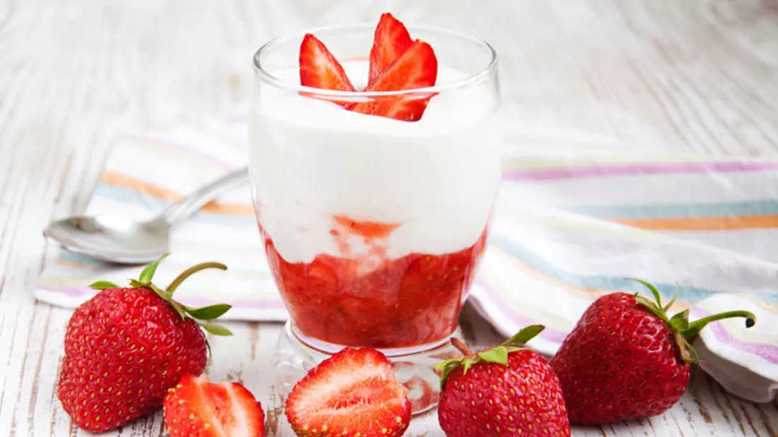 Vanille-Quark mit frischem Erdbeerpüree