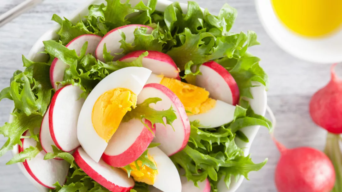 Salat mit Radieschen und Ei