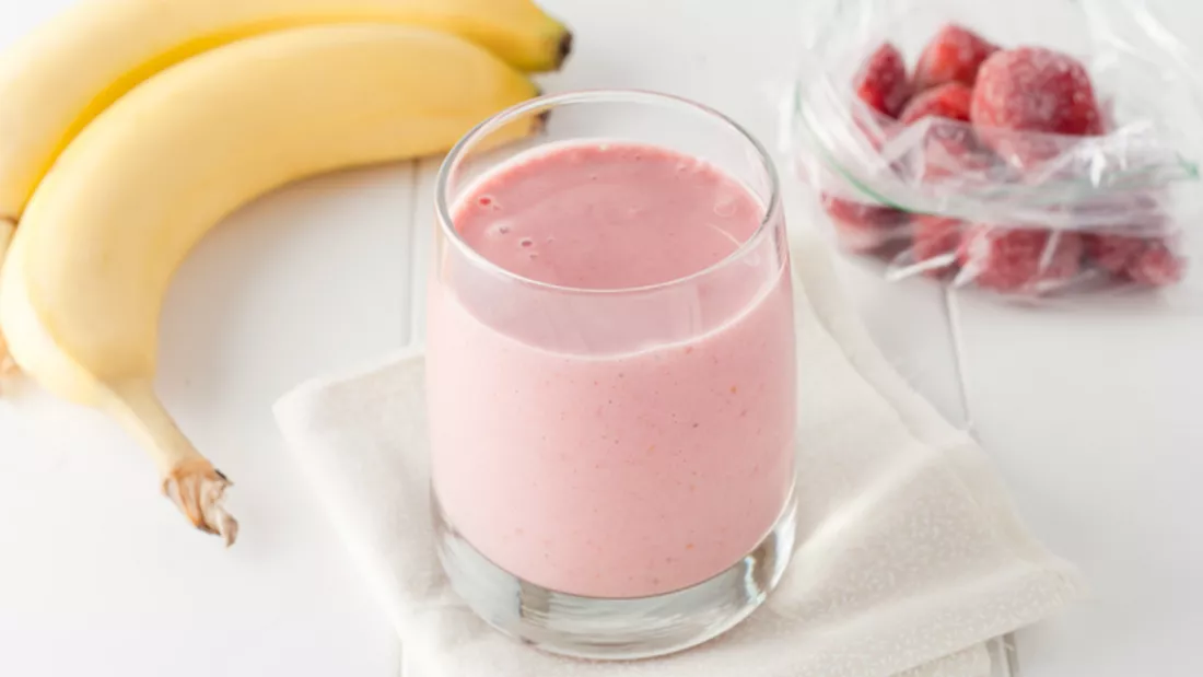 Bananen-Erdbeer-Proteinshake mit Erdnussbutter