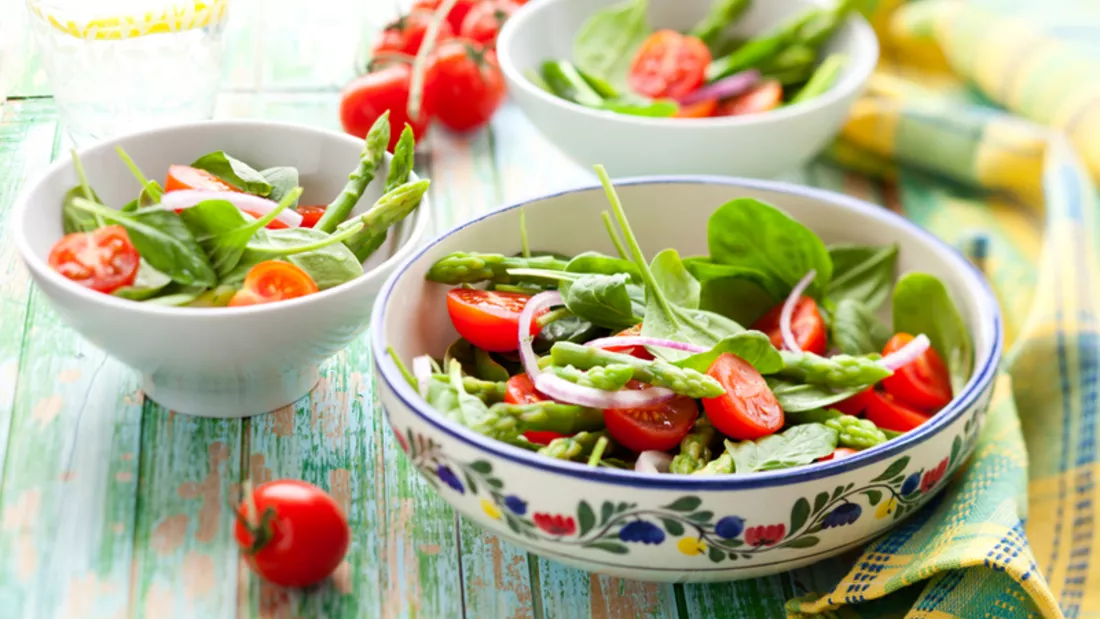 Lauwarmer Nudel-Spinat-Salat