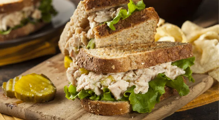 Vollkorn-Sandwich Hüttenkäse und Thunfisch