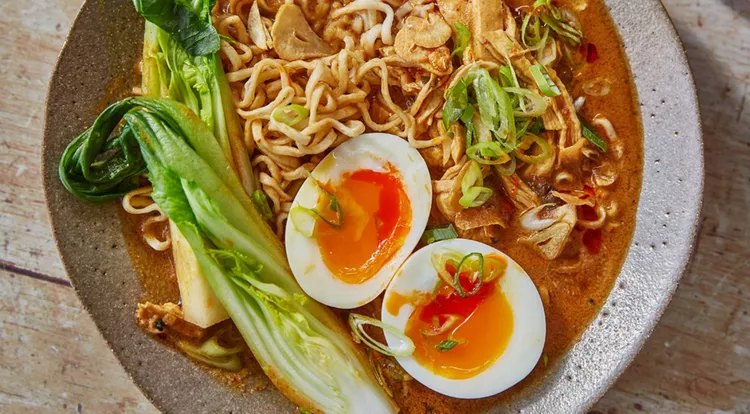 Ramen mit Huhn und Ei: japanischer Fitmacher Rezept