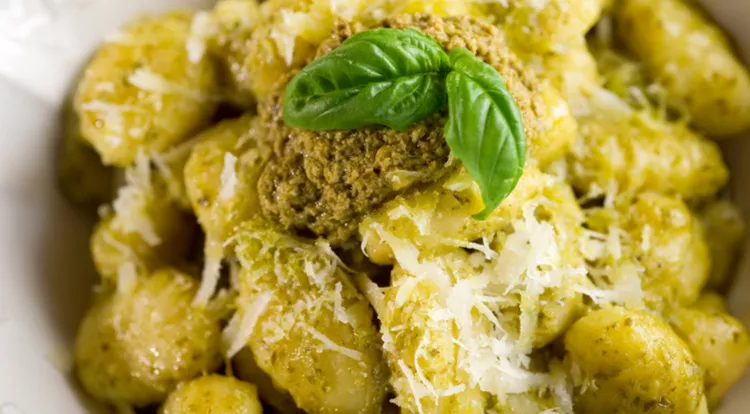 Selbstgemachte Gnocchi mit Rucola-Pesto