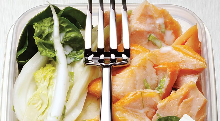 Lachs-Salat mit Fenchel, Spinat und Feta