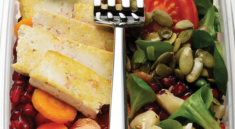 Veganer Salat mit Tofu, Granatapfel & Pistazie