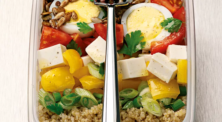 Quinoa-Salat mit Tofu und Ei