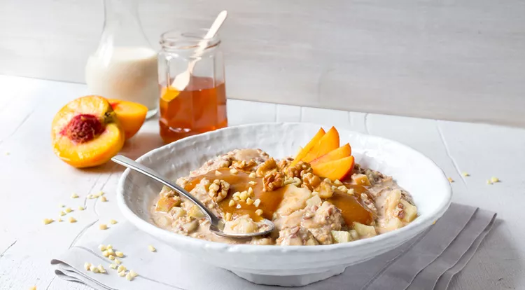 Overnight-Oats mit Pfirsich-Nuss-Topping