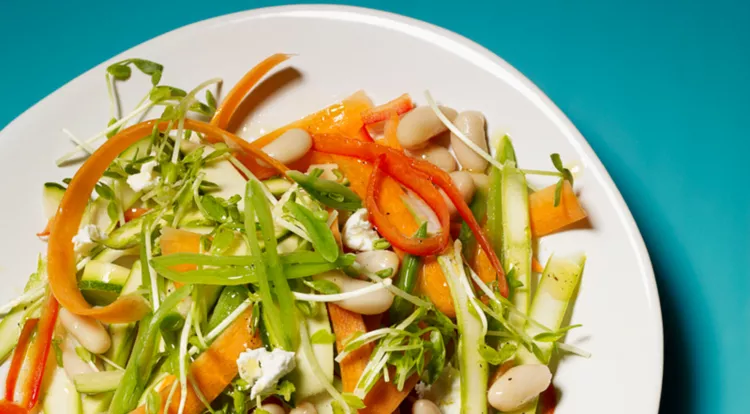 Bunter Salat mit weißen Bohnen