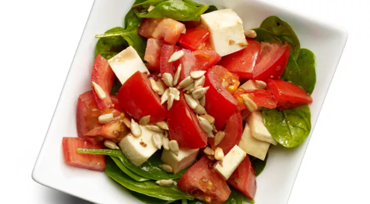 Spinat Salat Mit Tomate Und Mozzarella Women S Health