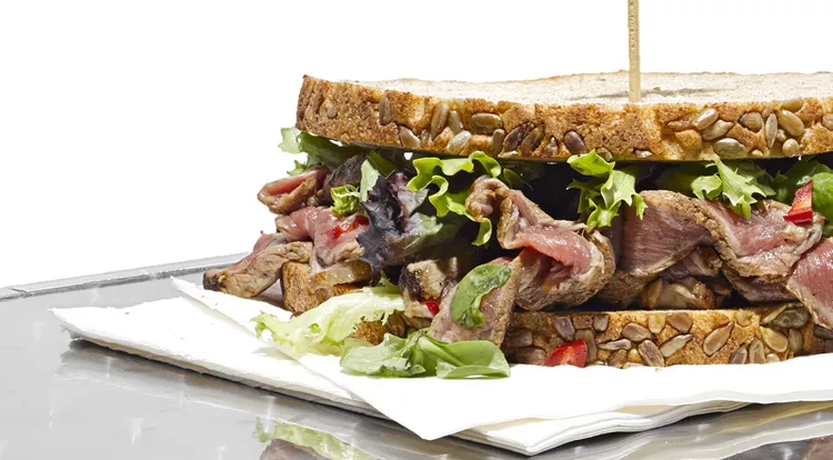Vollkorn-Sandwich mit Rindfleisch 