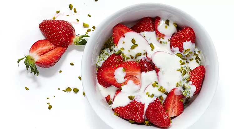 Erdbeer-Joghurt mit Pistazien