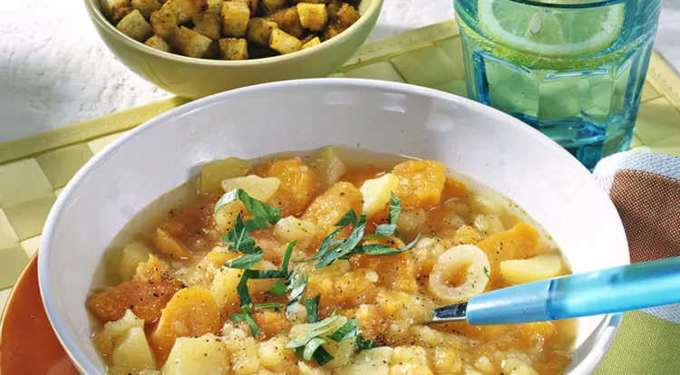 Kartoffel-Möhren-Suppe mit Curry-Croûtons