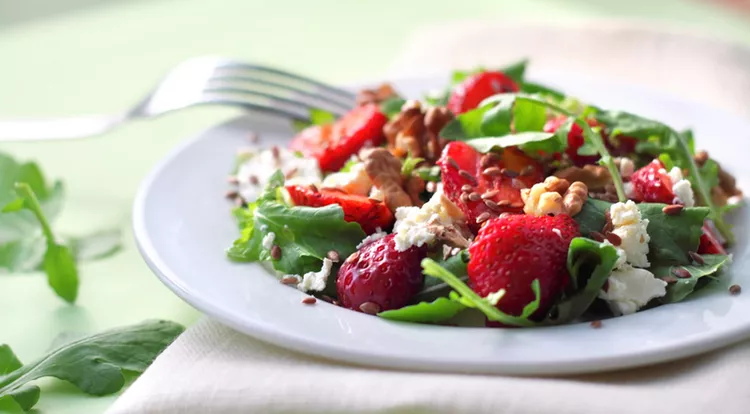 Rucola-Salat mit Erdbeeren und Ziegenkäse