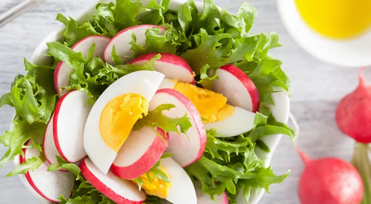 Salat mit Radieschen und Ei
