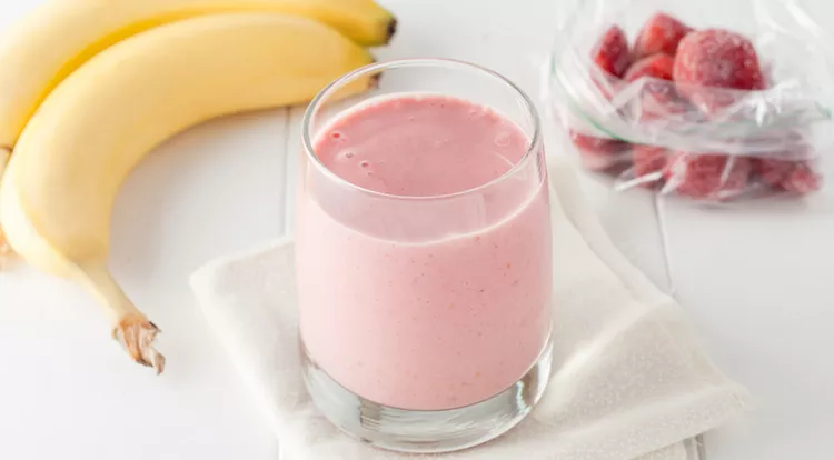 Bananen-Erdbeer-Proteinshake mit Erdnussbutter