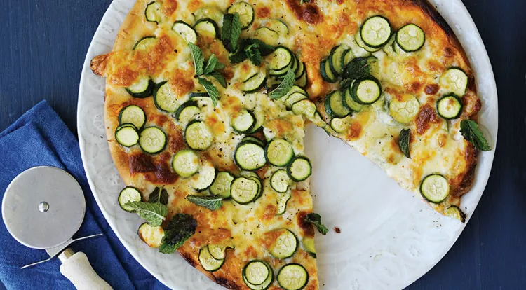 Zucchini-Minz-Pizza