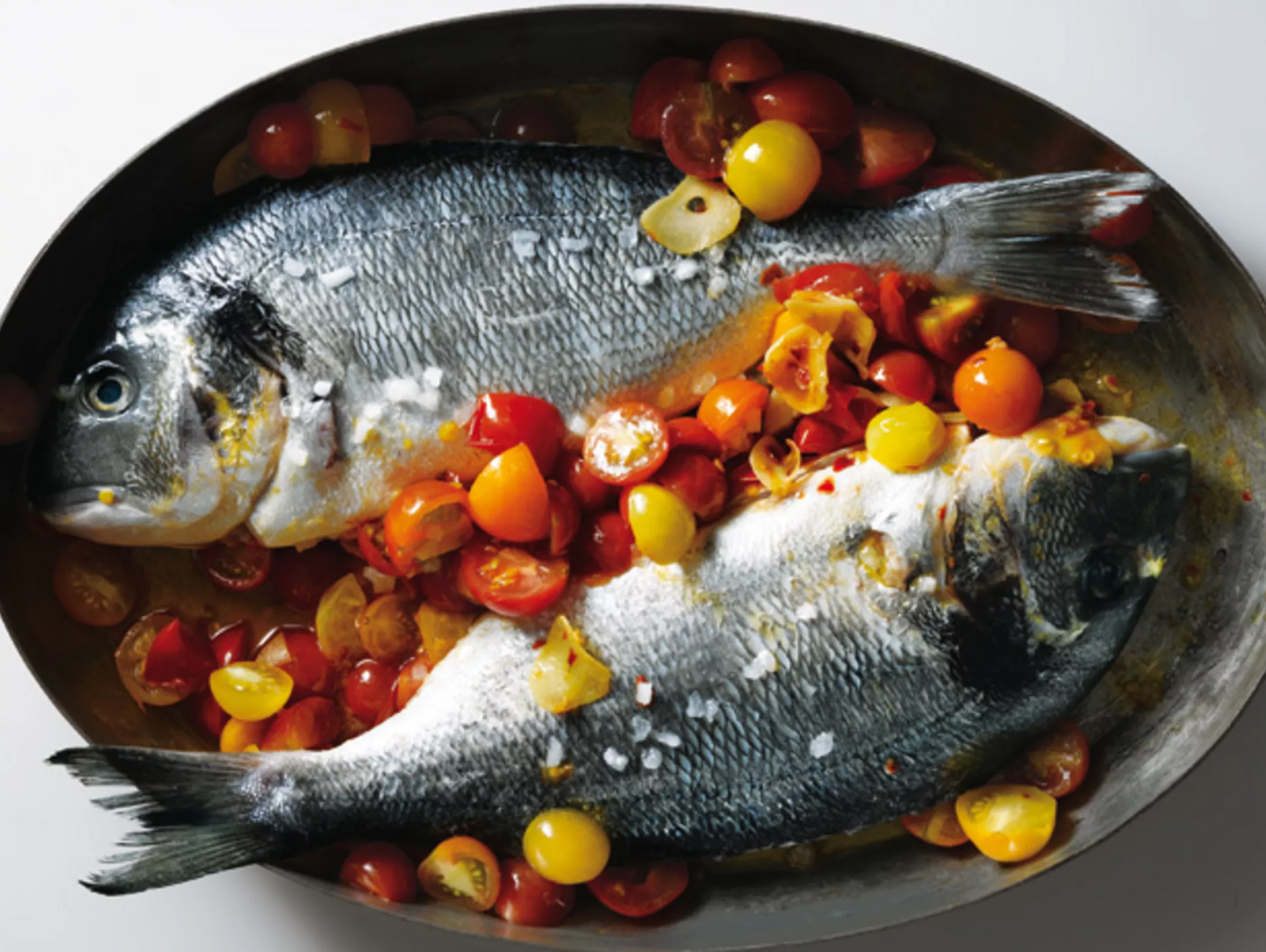 Geschmorte Dorade mit Tomaten-Chili-Sauce