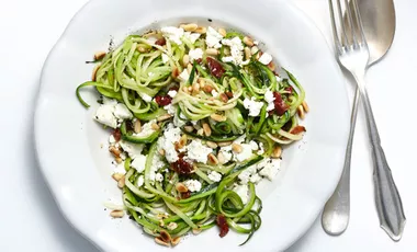 Schnelle Zoodles mit Feta